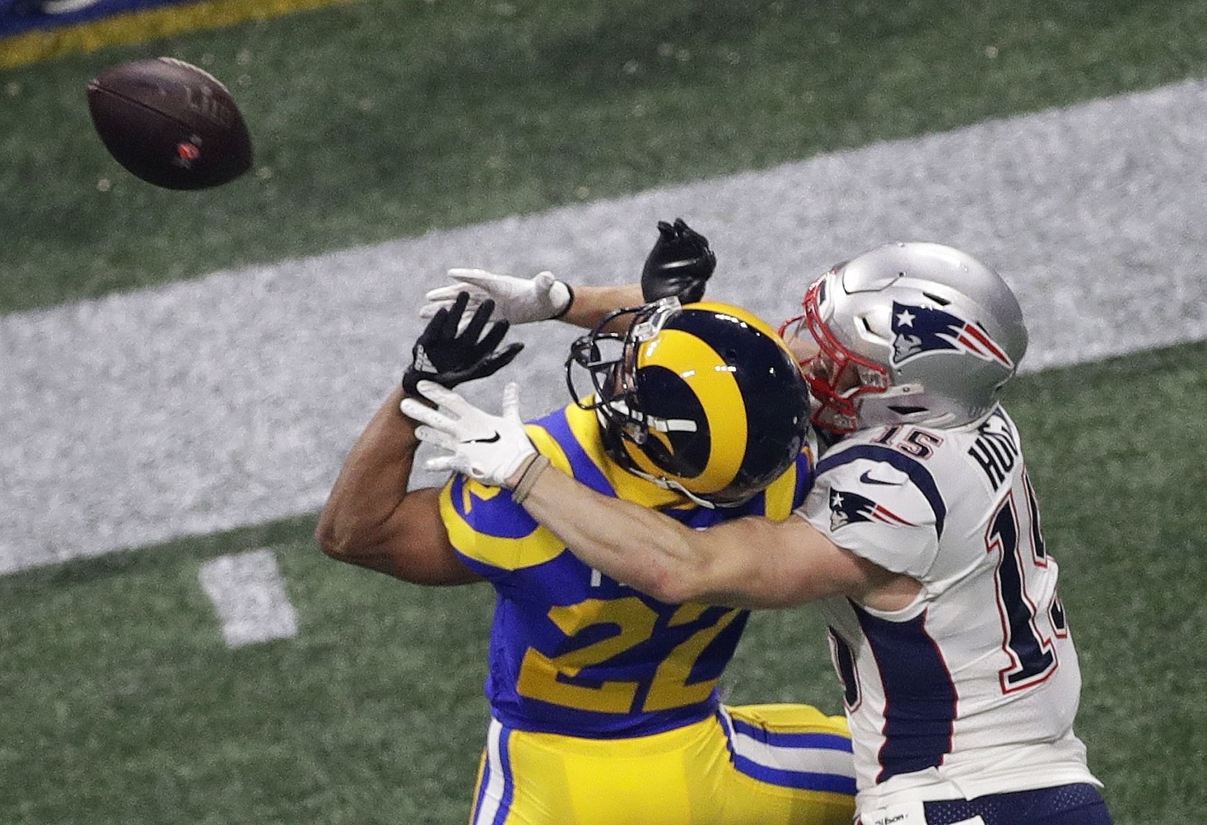 Patriots Rams Super Bowl Football